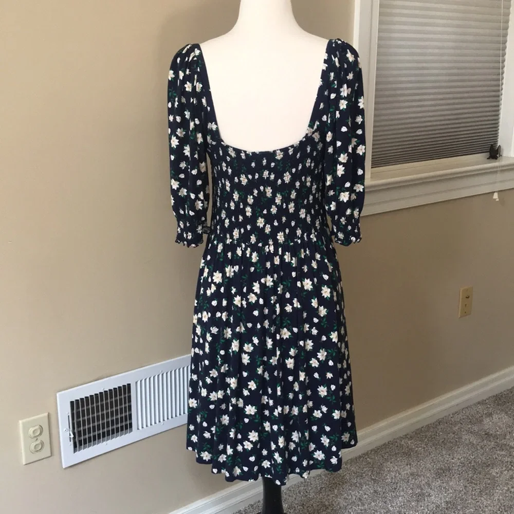 Draper James NWT Jo Dee Dress in Magnolia Blue Floral Smocked Top Stretchy Sz M - Picture 2 of 6